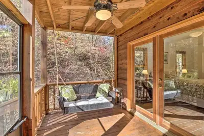 Image de Lakefront Cabin Bordering Nat Park w/ Hot Tub! by RedAwning