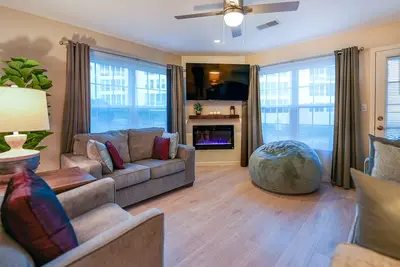 Image de New Remodel | Pond View, Pools, King Bed, Patio