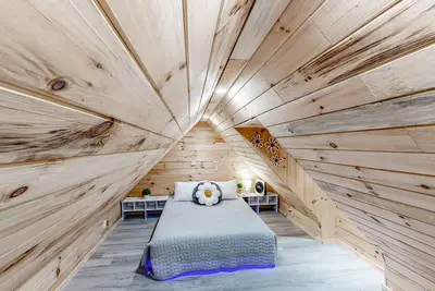 Image de One-of-a-kind retreat with home theater, indoor basketball, private pool, & gym
