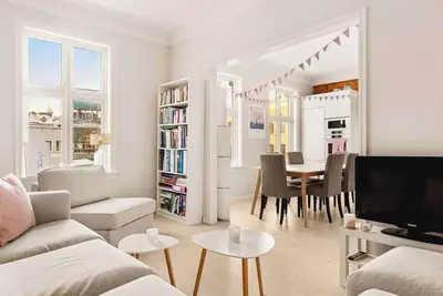 Best of Both Worlds - 80sqm with 2 baths & Bathtub