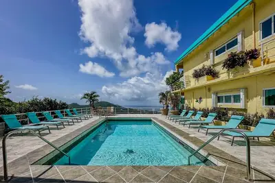 Image de Centrally located 3br with pool, incredible harbor views!