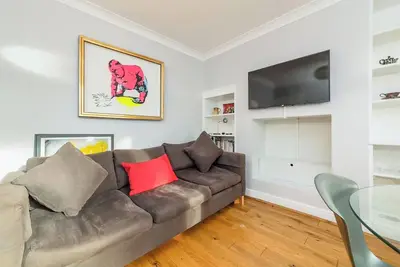 Image de Large bright house, just an 8 minute walk to the historic Cambridge city centre.