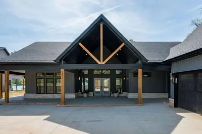 Image de Luxury Lakefront, Hot Tub, Fire Table and Theatre!