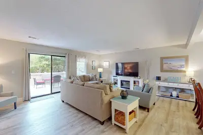 Nicely Updated Three Bedroom Villa in Queens Grant!