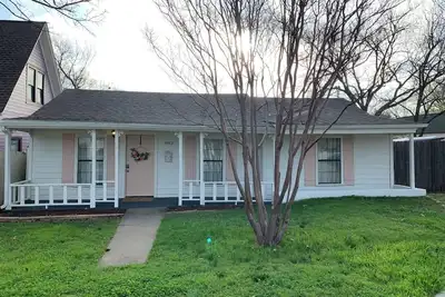 Crape Myrtle Cottage in McKinney Historic District