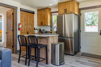 Image de Beautiful New 1-bed, 1-bath right in downtown Cody! Sleeps up to 4.