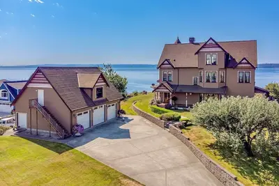 Image de Luxury Victoria Home Bayfront w/Private Beach in the Heart of the City!