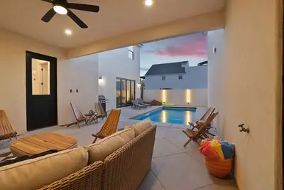 Image de Brand New Home! Spacious living and well decorated. Private Pool