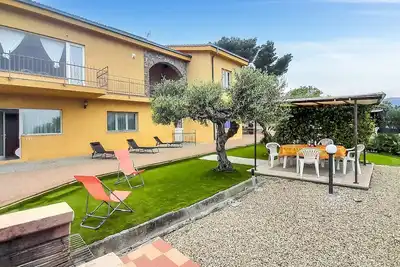 Image de Appartement confortable de 3 chambres à.