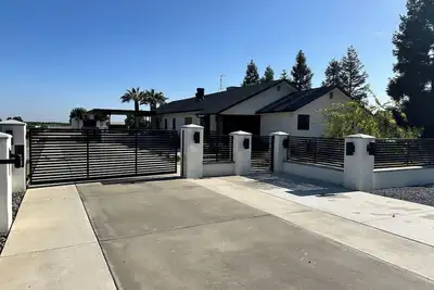 Image de Private pool & spa with this “Modern Oasis\" in the country. Gateway to it all.