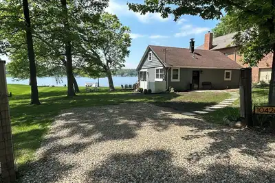 Image de Updated cottage with 100' lakefront