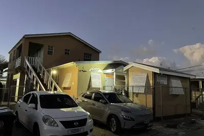 Cozy Apt centrally located, walking distance to beach, Bakeries & Supermarkets