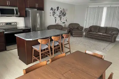 Image de Cozy Renovated 5 Bedroom Home 2 Bath with large deck and hot tub.