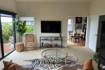 Image de Private oasis with gorgeous city views, large deck.