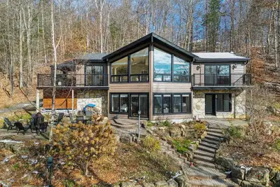 Image de Magnifique maison fenestrée percher sur un flanc de montagne, a Saint-Sauveur.