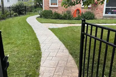 Image de Downtown Perrysburg farmhouse with brand new furnishings, walk to everything!