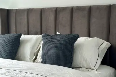 Image de Comfy Mod Oasis near Spruce Meadows in Sw Calgary! 4 beds, 2. 5 baths, 3TVs! \n