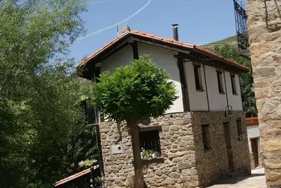 Image de Maison de vacances 'Casa Del Tio Conejo' avec vue sur la montagne, piscine partagée et Wi-Fi