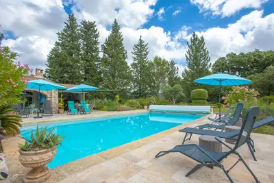 Image de Bastidon Domaine L'hélion avec piscine privée, Wi-Fi et climatisation