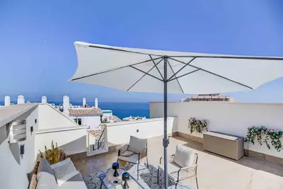Image de Appartement \"Rooftop Oasis\" avec vue sur la mer, Wi-Fi et climatisation