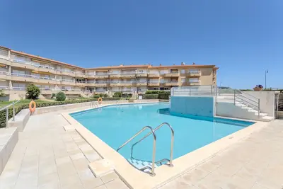 Image de Appartement \"Sunrise Medes\" avec vue sur la mer, piscine partagée et Wi-Fi