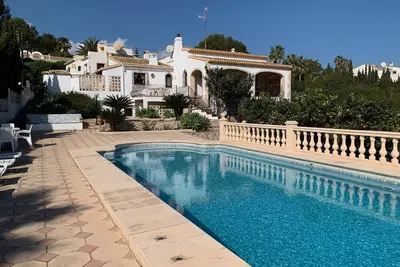 Villa 'Vicenta' avec piscine privée, Wi-Fi et climatisation