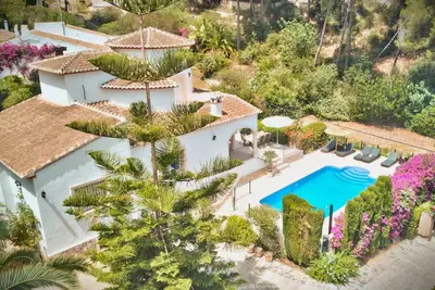 Villa 'Palmera' avec piscine privée, Wi-Fi et climatisation.
