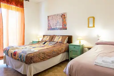 Image de Chambres 'Art Rooms - Banksy Klimt' avec terrasse partagée, Wi-Fi et climatisation