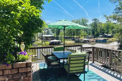 Image de Cozy, comfortable Lakehouse getaway - Sleeps 10! WiFi, Private Dock