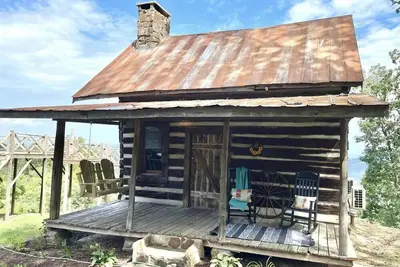 Image de Rustic cabin with modern amenities overlooking Lake Guntersville.