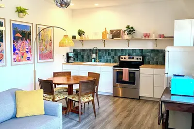 Image de Newly Renovated Downtown Bungalow! Walk to bodos, Dairy Market, Marie Bette!