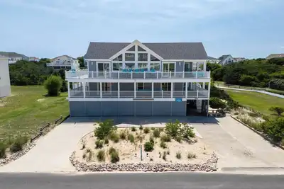 Image de A Golden Opportunity: Semi-Oceanfront w/Heated Pool, Hot Tub and Across from Beach!