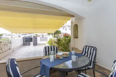 Appartement dans une maison de vacances avec Wifi, climatisation, piscine, Tv, terrasse, parking