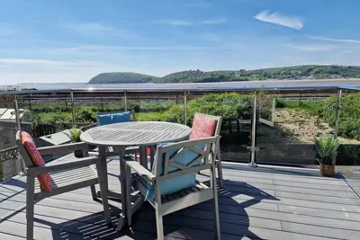 Image de 2br-Sleeps4-Balcony-PetsOK-Parking-Ferryside