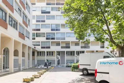 Agréable appartement pour 2 personnes avec Wifi, piscine, Tv, animaux admis et parking