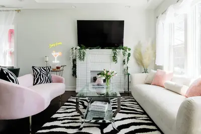 Image de Bee's Knees - Ritzy, 1924 Hollywoodesque Bungalow