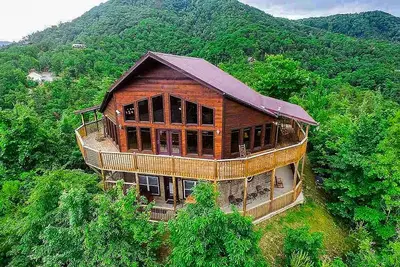 Image de Luxury Cabin w/ Hot Tub, Two-Tier Deck, Panoramic Views & Free Attraction Passes