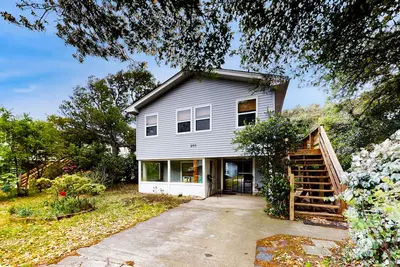 Image de Coastal home walkable to the beach & conservancy with patio, W/D, & central Ac