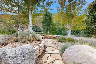 Image de Bright mtn-view condo with hot tub, game room, pool, balcony, grill, fireplace