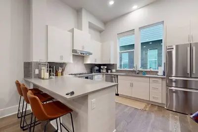 Image de Beautifully designed home with arcade game, Wfh desk & pool access