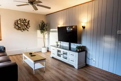 Image de Downtown rambler. 2 bed, 1 bath, office & fence.