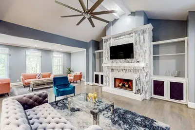 Image de Spacious, dog-friendly home with home theater, game room & 2 kitchens