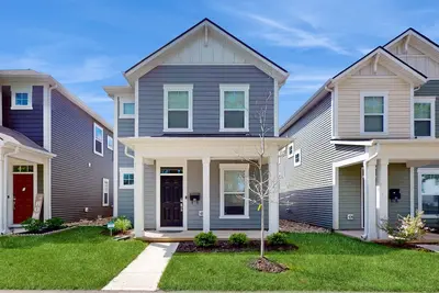 Image de Stylish two-story home with a patio, washer/dryer, & full kitchen