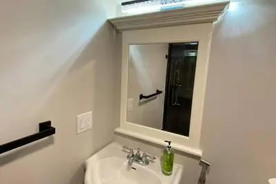 Image de Newly renovated and fully equipped two bedroom- Cozy and with private entrance.