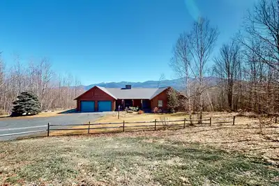 Image de Custom log home with wood stove, games, generous deck, & stunning mountain views