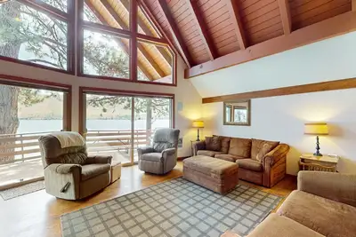 Image de Lakefront house with balcony, wall-of-windows, grill, & W/D