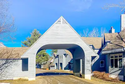 Multi-level resort home near ski resorts with balcony, streaming, W/D