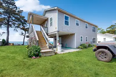 Image de Waterfront getaway with sound views, washer\/dryer, furnished deck, & Ac