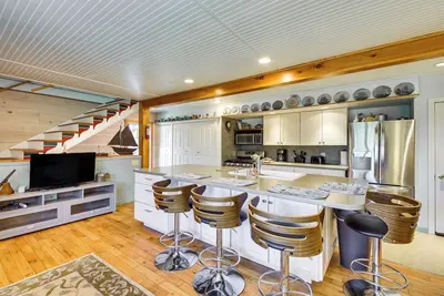 Image de Historic Friendship Boat House Near Back River!