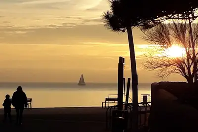 Image de Studio en bord de mer, 20 mètres de la plage, complètement rénové et tout équipé